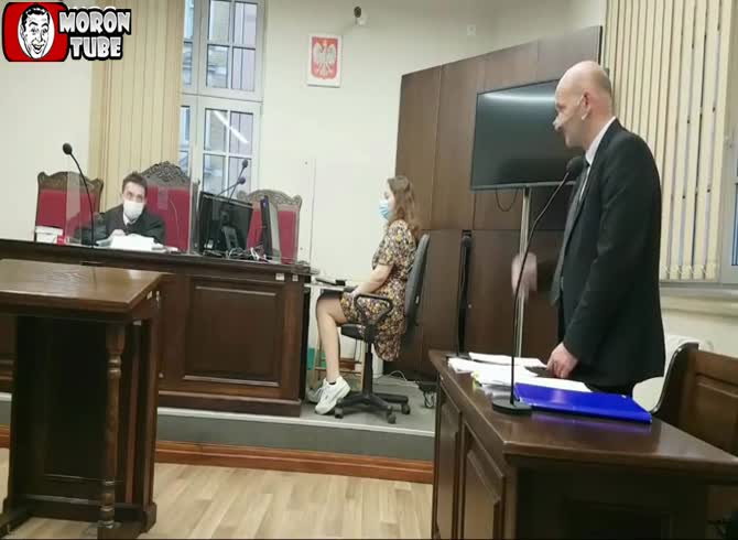 Video :This Polish judge doesn't like the defendant's mask, but luckily he also has a gas mask!